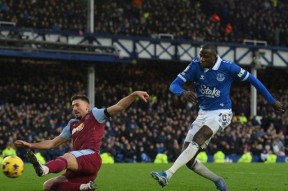 易游体育-英超之战，悬念重重谁将跻身巅峰？的简单介绍