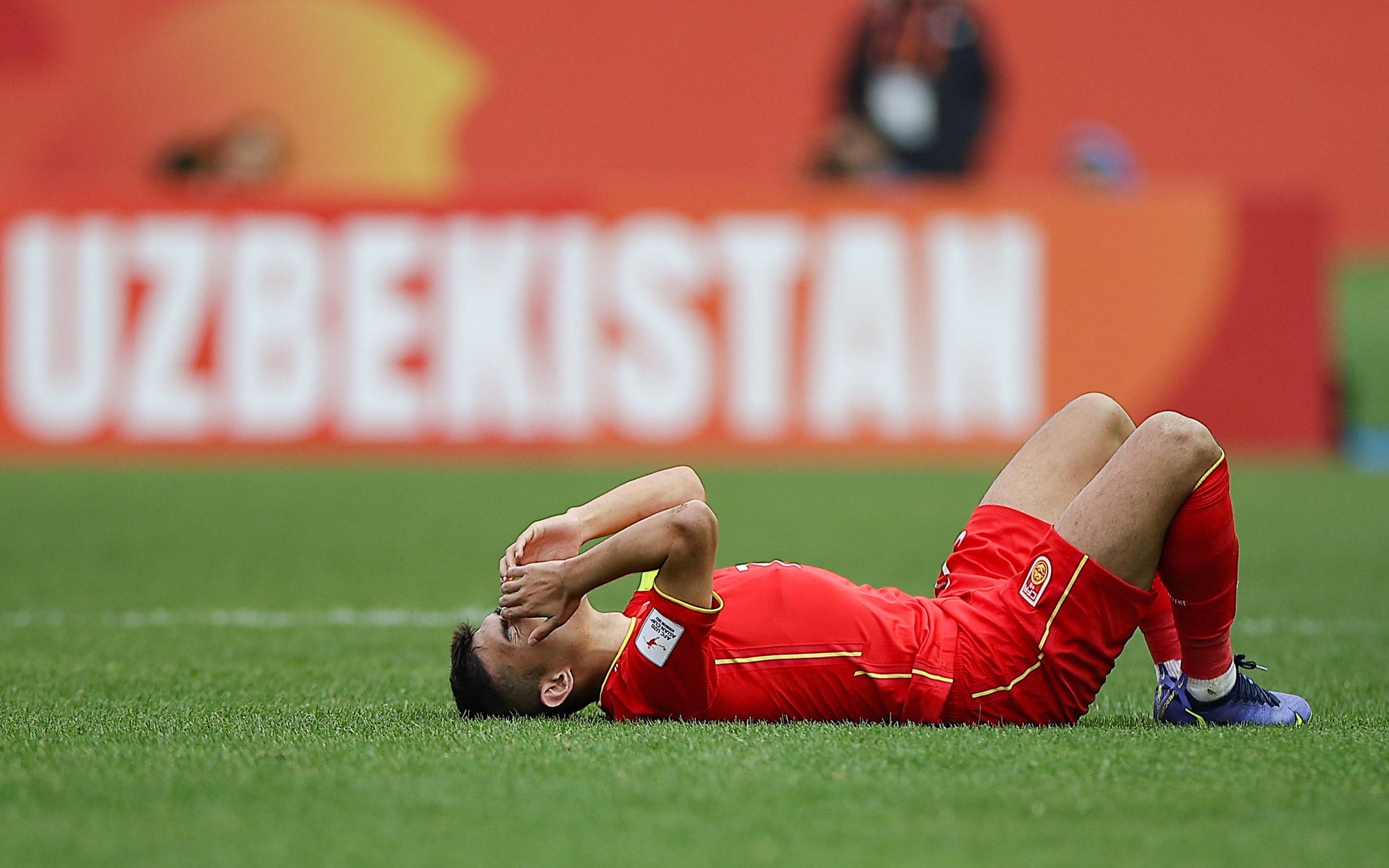 关于法尔肯主教练因言论惹争议，球员们需集中精神备战的信息