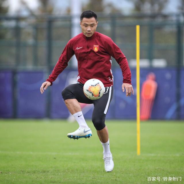 关于法尔肯主教练因言论惹争议，球员们需集中精神备战的信息