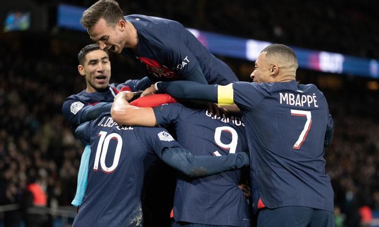 巴黎圣日耳曼逆袭夺冠，在季末追平领先(巴黎圣日耳曼队简介)